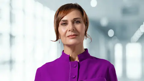 Nevra, la suegra manipuladora de Bahar que intenta destruir sus sueños Nevra, la suegra manipuladora de Bahar que intenta destruir sus sueños