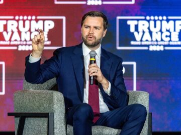 El candidato a vicepresidente, JD VANCE, habla ante la multitud en un evento en el ayuntamiento en Monroeville, Pensilvania.