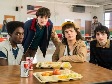 Caleb McLaughlin como Lucas Sinclair, Noah Schnapp como Will Byers, Gaten Matarazzo como Dustin Henderson y Finn Wolfhard como Mike Wheeler en la temporada 5 de Stranger Things