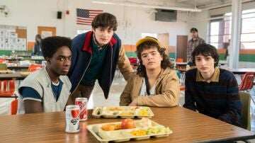 Caleb McLaughlin como Lucas Sinclair, Noah Schnapp como Will Byers, Gaten Matarazzo como Dustin Henderson y Finn Wolfhard como Mike Wheeler en la temporada 5 de Stranger Things