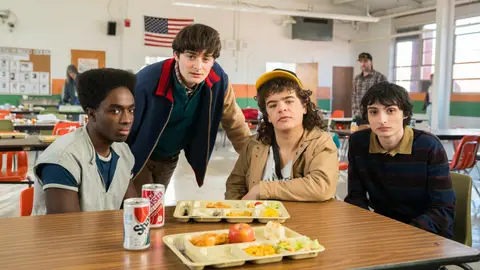 Caleb McLaughlin como Lucas Sinclair, Noah Schnapp como Will Byers, Gaten Matarazzo como Dustin Henderson y Finn Wolfhard como Mike Wheeler en la temporada 5 de Stranger Things Caleb McLaughlin como Lucas Sinclair, Noah Schnapp como Will Byers, Gaten Matarazzo como Dustin Henderson y Finn Wolfhard como Mike Wheeler en la temporada 5 de Stranger Things