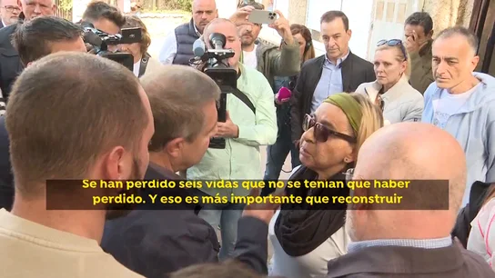 Una vecina de Letur hablando con Page Una vecina de Letur hablando con Page