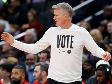 Steve Kerr, dirigiendo a los Warriors en la NBA