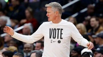 Steve Kerr, dirigiendo a los Warriors en la NBA