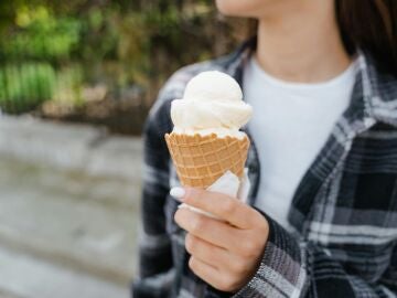 Chica con un cucurucho de helado en la mano