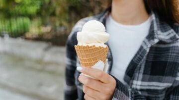 Chica con un cucurucho de helado en la mano