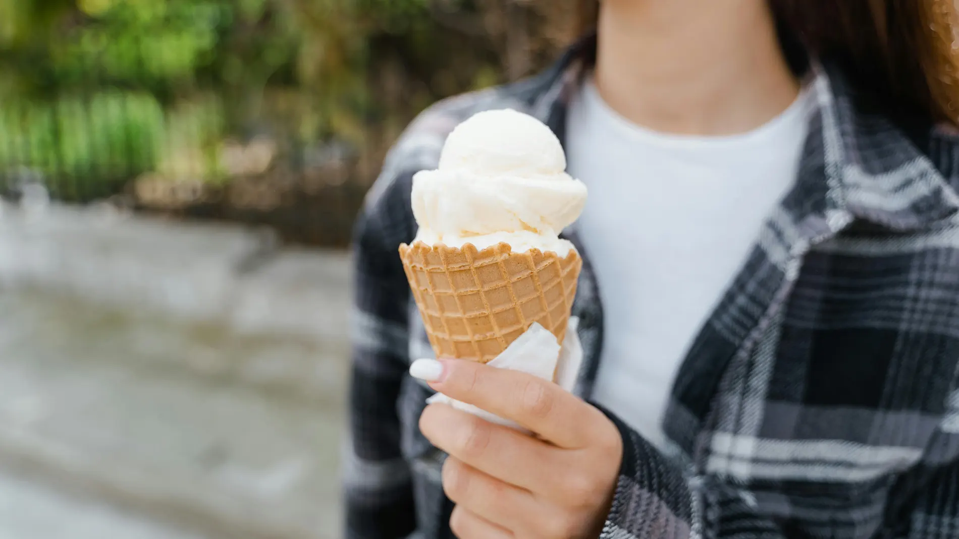 Chica con un cucurucho de helado en la mano Chica con un cucurucho de helado en la mano