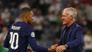 Kylian Mbapp&eacute; y Didier Deschamps