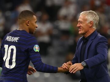 Kylian Mbappé y Didier Deschamps