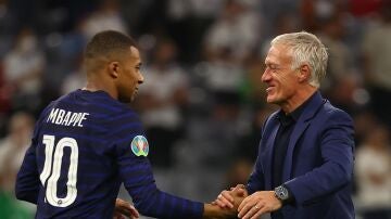 Kylian Mbappé y Didier Deschamps