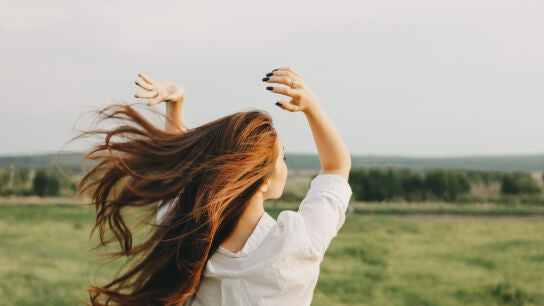 Una mujer con el pelo al viento