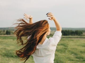 Una mujer con el pelo al viento