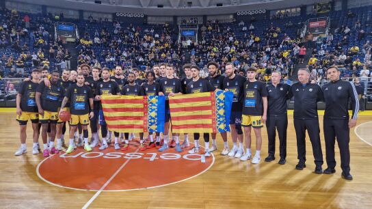 Aris y Valencia sostienen la bandera de la Comunidad Valenciana