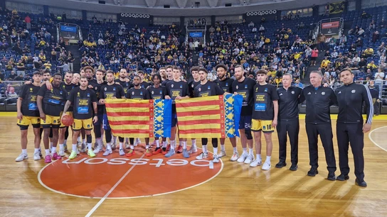Aris Salónica-Valencia Basket Aris y Valencia sostienen la bandera de la Comunidad Valenciana