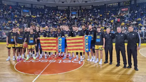 Aris Salónica-Valencia Basket Aris y Valencia sostienen la bandera de la Comunidad Valenciana