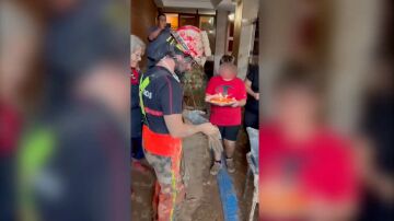 Un bombero cumple años en medio de la tragedia.