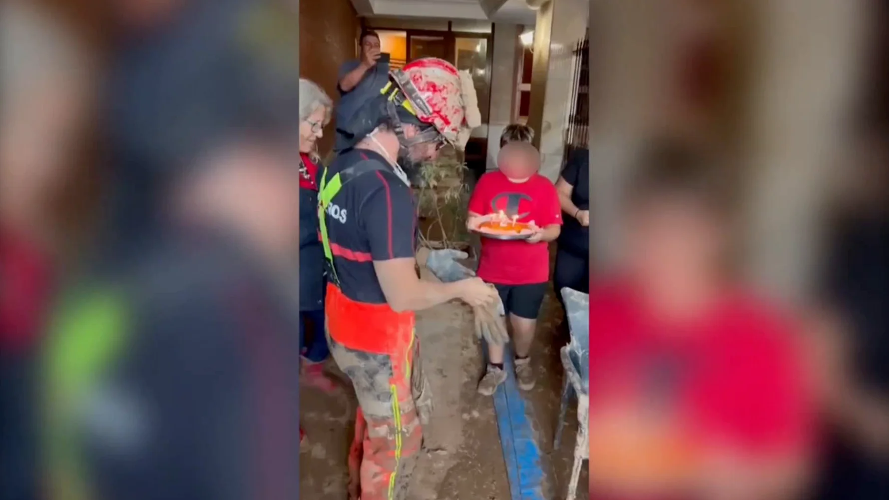 Un bombero cumple años en medio de la tragedia. Un bombero cumple años en medio de la tragedia.