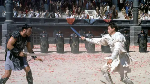 Joaquin Phoenix y Russell Crowe en Gladiator Joaquin Phoenix y Russell Crowe en Gladiator