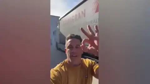 Un granadino logra enviar 100 lavadoras a familias afectadas en Valencia Un granadino logra enviar 100 lavadoras a familias afectadas en Valencia