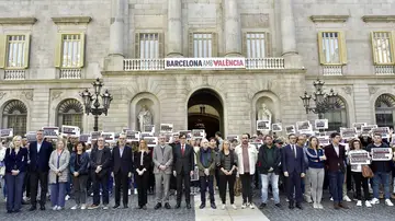 Minuto de silencio por las víctimas de la DANA en la plaza Sant Jaume de Barcelona. Minuto de silencio por las víctimas de la DANA en la plaza Sant Jaume de Barcelona.