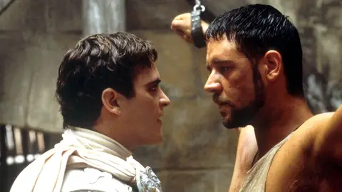Joaquin Phoenix y Russell Crowe en Gladiator Joaquin Phoenix y Russell Crowe en Gladiator
