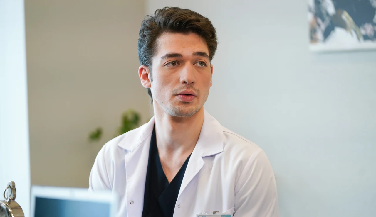 Demirhan Demircioğlu es Aziz, un joven que ha decidido seguir los pasos de su padre