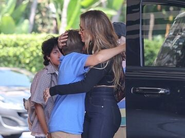 Jennifer Lopez abrazando a Samuel Affleck