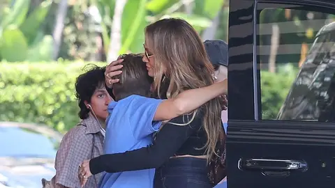 Jennifer Lopez abrazando a Samuel Affleck Jennifer Lopez abrazando a Samuel Affleck