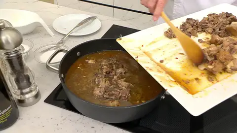 Cuando empiece a hervir, incorpora el arroz, la carne del rabo y el colorante Cuando empiece a hervir, incorpora el arroz, la carne del rabo y el colorante