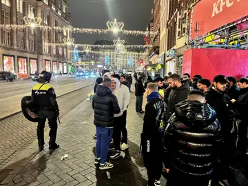 La Policía neerlandesa protege a hinchas israelíes La Policía neerlandesa protege a hinchas israelíes