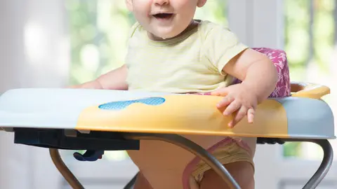 Un bebé en un andador Un bebé en un andador