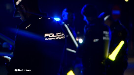 Agentes de Policía patrullan las calles de los municipios afectados por la DANA para evitar saqueos