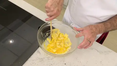 Casca el otro huevo, agrégalo y vuelve a mezclar bien Casca el otro huevo, agrégalo y vuelve a mezclar bien