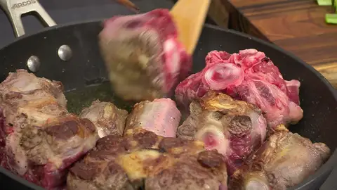Salpimienta los trozos de rabo, introdúcelos en la sartén, fríelos hasta que se doren Salpimienta los trozos de rabo, introdúcelos en la sartén, fríelos hasta que se doren
