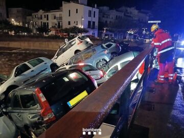 Coches arrastrados por la riera de Cadaqués 