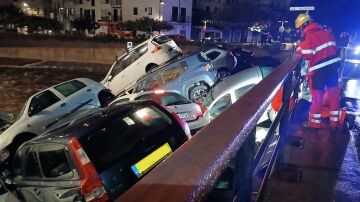 Coches arrastrados por la riera de Cadaqués 