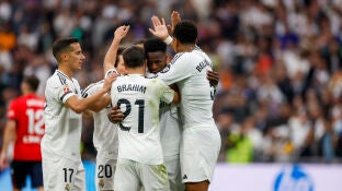 Los jugadores del Real Madrid felicitan a Vin&iacute;cius tras uno de sus goles ante Osasuna