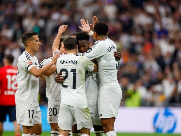 Los jugadores del Real Madrid felicitan a Vinícius tras uno de sus goles ante Osasuna