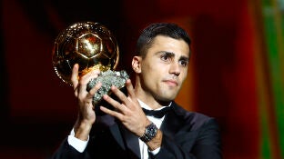 Rodri Hern&aacute;ndez posa con el Bal&oacute;n de Oro 2024 en Par&iacute;s