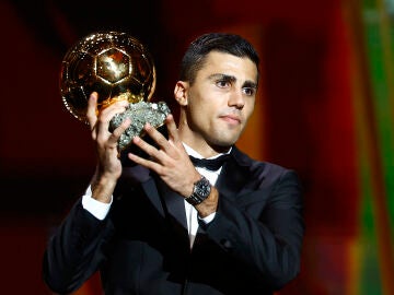 Rodri Hernández posa con el Balón de Oro 2024 en París