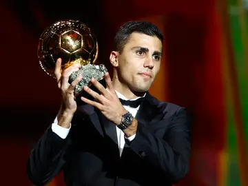 Rodri Hernández posa con el Balón de Oro 2024 en París Rodri Hernández posa con el Balón de Oro 2024 en París