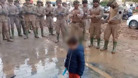 El bonito gesto de unos militares con un ni&ntilde;o durante las labores de limpieza de la DANA