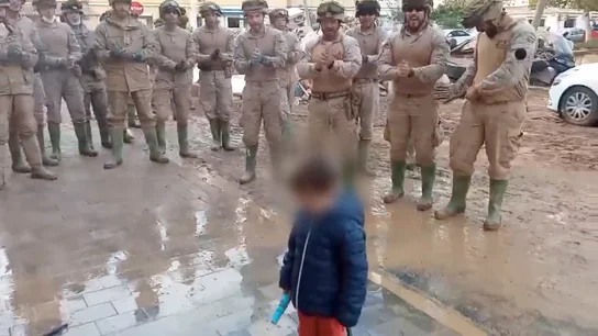 El bonito gesto de unos militares con un niño durante las labores de limpieza de la DANA El bonito gesto de unos militares con un niño durante las labores de limpieza de la DANA