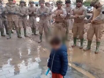 El bonito gesto de unos militares con un niño durante las labores de limpieza de la DANA