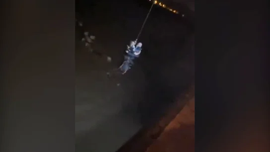 El cabo rescatando a dos personas El cabo rescatando a dos personas
