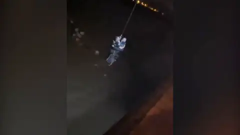 El cabo rescatando a dos personas El cabo rescatando a dos personas