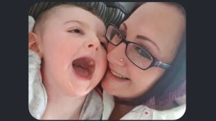 Imagen del peque&ntilde;o junto a su madre