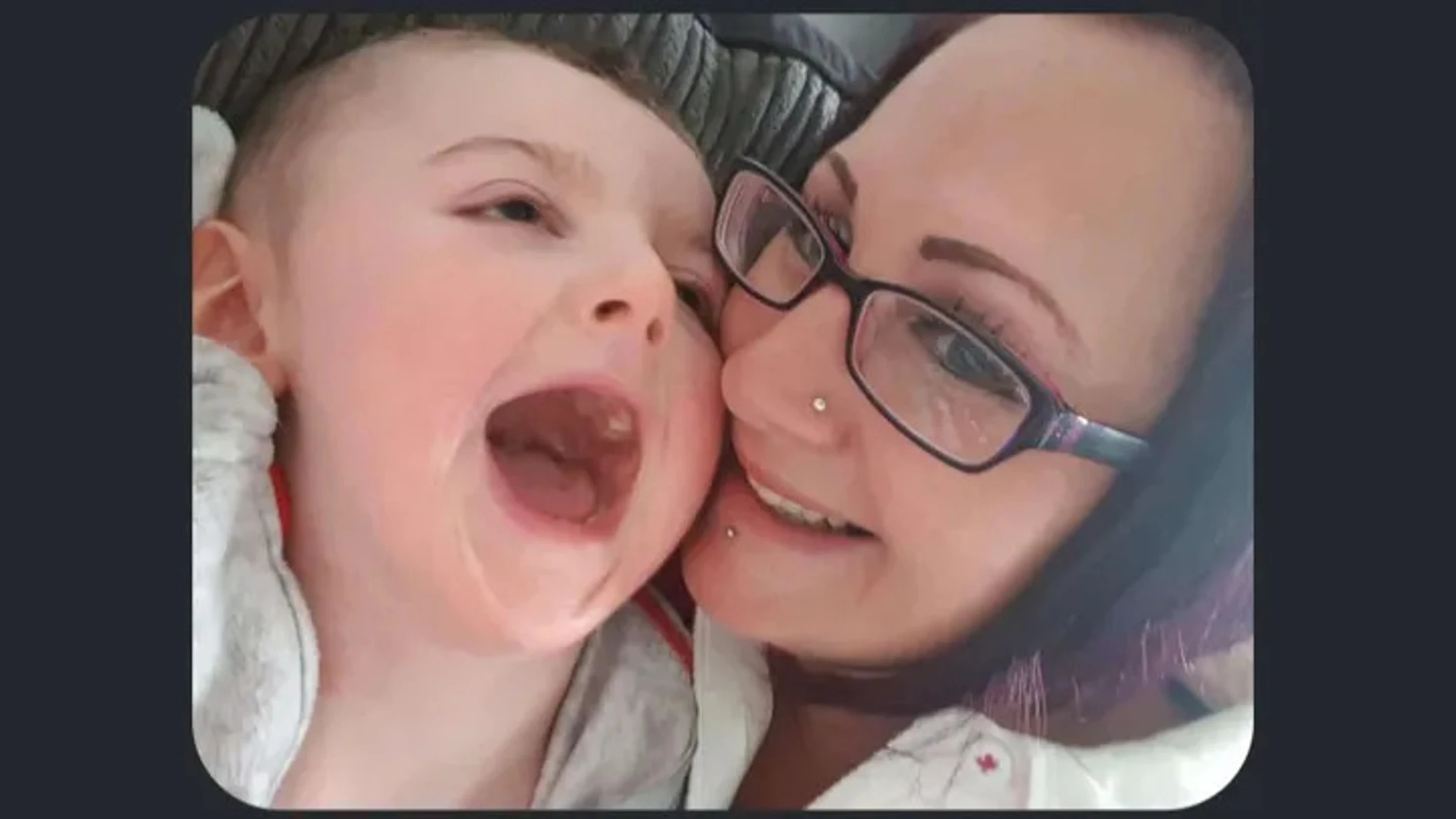 Imagen del pequeño junto a su madre Imagen del pequeño junto a su madre