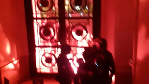 Imagen del momento en el que tratan de prender fuego a una puerta del Ayuntamiento de Valencia Imagen del momento en el que tratan de prender fuego a una puerta del Ayuntamiento de Valencia