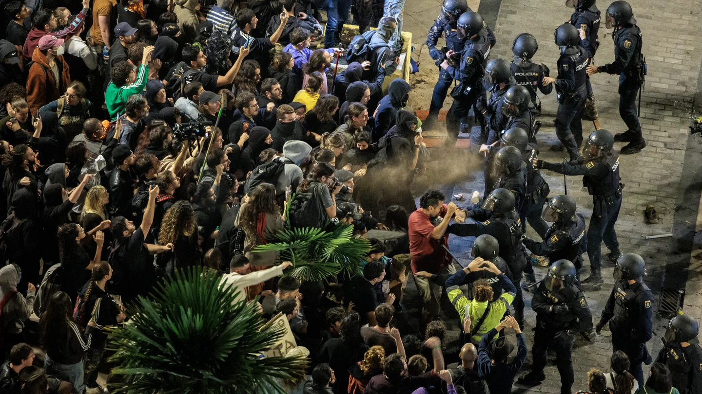 Cargas policiales en la Plaza de la Virgen, Valencia Cargas policiales en la Plaza de la Virgen, Valencia